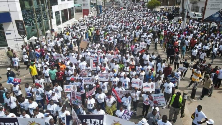 Thousands join Alan for ‘Aduru Wo So’ health walk