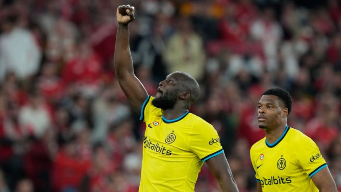 Romelu Lukaku celebrates putting Inter 2-0 up at Benfica