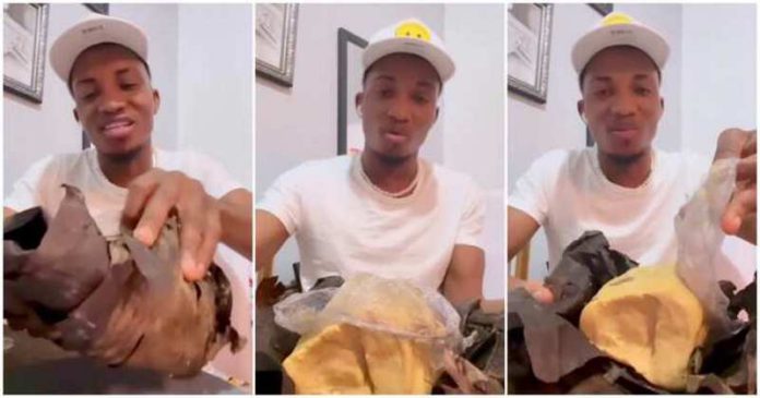 Kofi Kinaata complains about rubber used in preparing Fante kenkey. Image Credit: @kofikinaatagh