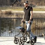 Gert-Jan can now leave his wheelchair behind and go for a walk in the park