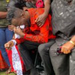 Highlife singer, Akwaboah Jnr shedding tears at his father's funeral