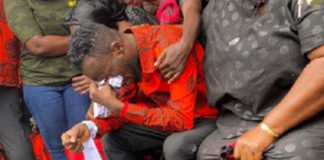 Highlife singer, Akwaboah Jnr shedding tears at his father's funeral