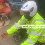 #OccupyJulorbiHouse: Policeman sits on the floor to plead with demonstrators to unblock roads