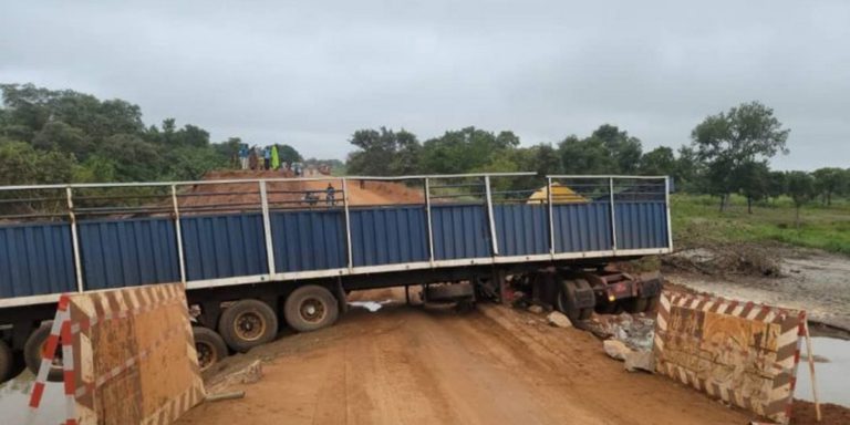 Savannah region: Accident on Doli bridge blocks road again [Photos]