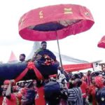 Nana Ama Kwentsiwa I and Nana Sekyi VI arriving at the durbar grounds in their palanquins