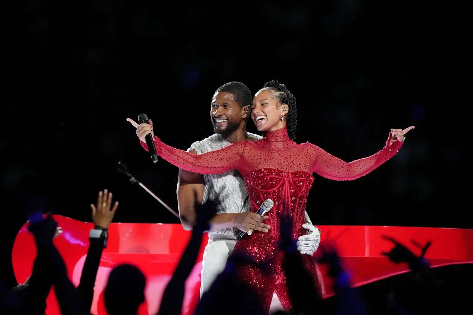 Alicia Keys' husband reacts as Usher smooches her on stage
