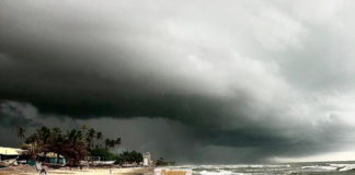 Photo taken by Adomonline.com's Dennis Kofi Adu; rainstorm, severe weather in Ghana, rain in Ghana, cloudy, rain clouds,