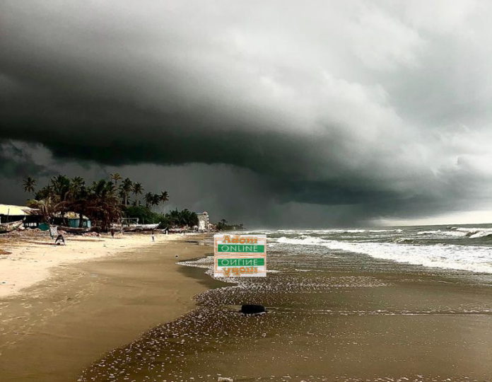 Photo taken by Adomonline.com's Dennis Kofi Adu; rainstorm, severe weather in Ghana, rain in Ghana, cloudy, rain clouds,
