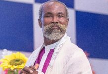 Prophet Adom Kyei Duah donates GHS 2.2 million to members affected by Kantamanto fire