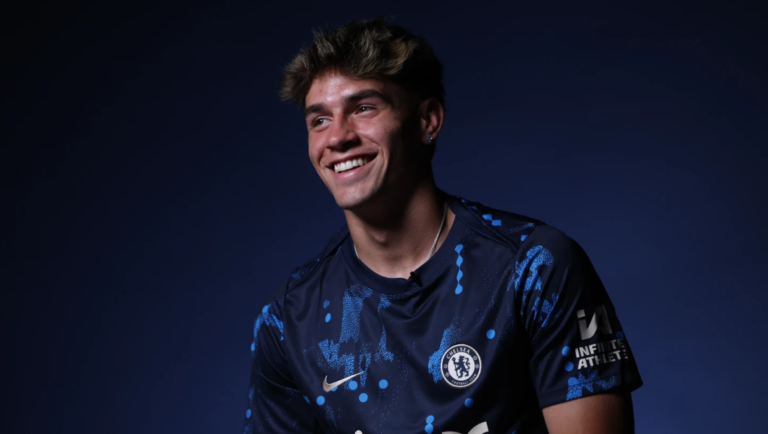 Chelsea sign teenage striker Guiu from Barcelona