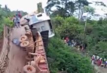 Residents stranded after Amooku-Mumuni bridge collapses
