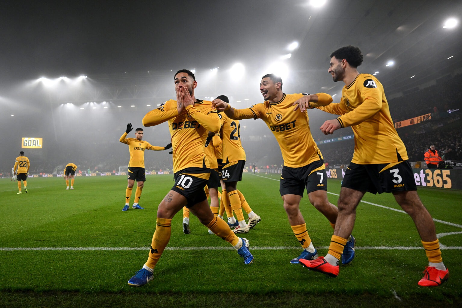 Cunha scores from corner as Wolves beat 10man Man Utd