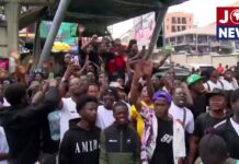 Adum Fire: Traders pull down roofing sheets used by KMA to cordon off affected areas to ply their business