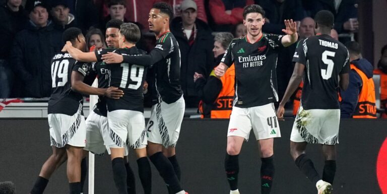 Arsenal score seven to thrash PSV in first leg