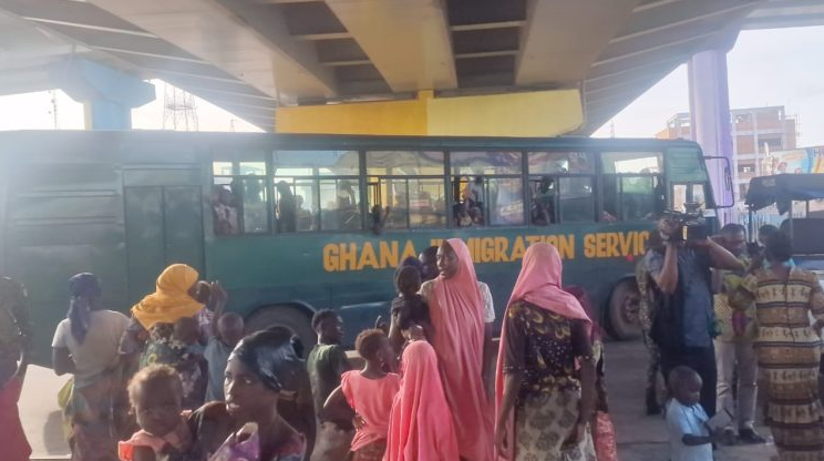 Immigration Service repatriates 925 undocumented migrants