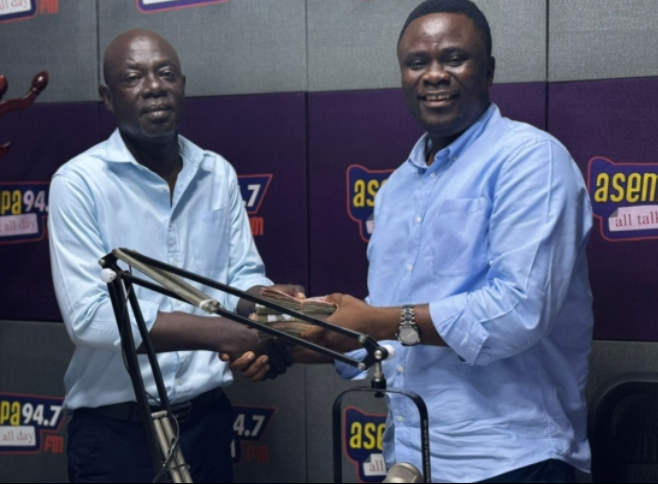 President of the Renal Patients Association, Baffuor Kojo Ahenkorah, receiving a cash donation from Ekosiisen Host, Osei Bonsu (OB).