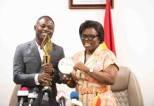 Health Minister rewards Ghanaian nurse who won global award