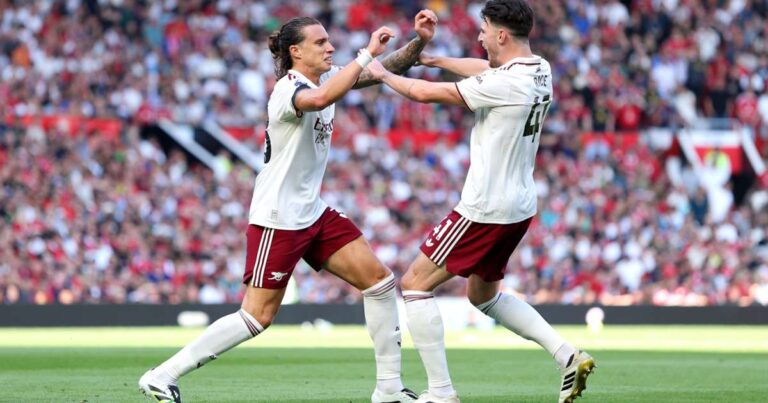 Arsenal hold on to beat Man Utd after Bayindir error