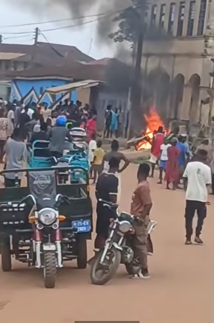 Residents storm Kukurantumi police station after suspect’s death Residents storm Kukurantumi police station after suspect’s death
