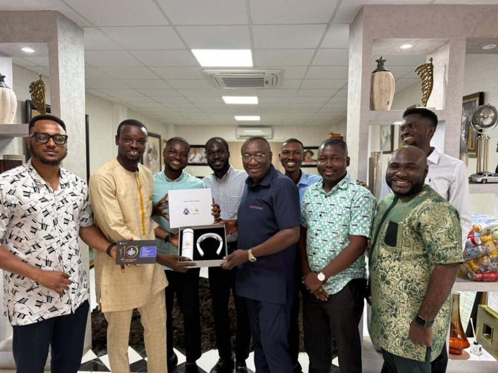 PRESEC 2015 year group presents first torch and bonfire 10th anniversary invitation to Ɔdadeɛ Global President