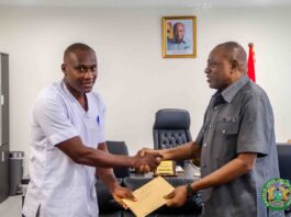 Labour Minister rewards nurse Abdul-Latif with GH₵5,000
