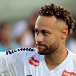 Neymar extends Santos deal in bid for World Cup call-up