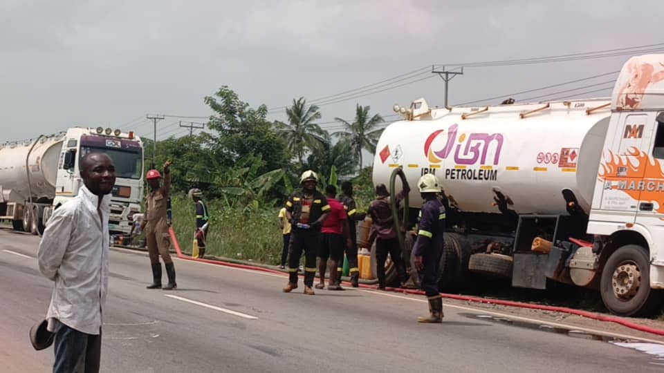 Apam–Mankessim Highway blocked after fuel tanker accident - Adomonline.com