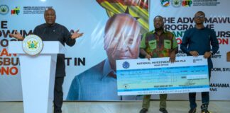 Mahama awards grants to 475 beneficiaries under Adwumawura Programme