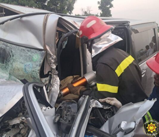 One killed as Toyota Voxy crashes into truck at Teacher Mantey
