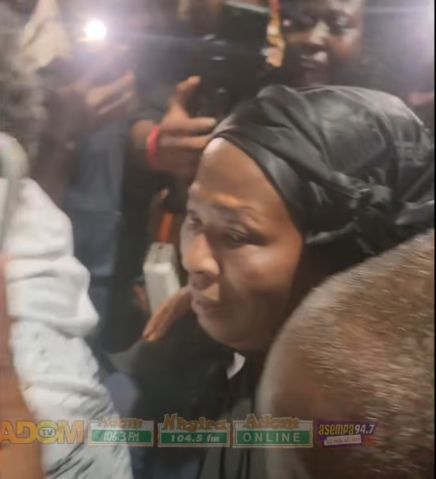 Massive crowd welcome Akosua Serwaa to Ghana ahead of Lumba’s celebration [Video]