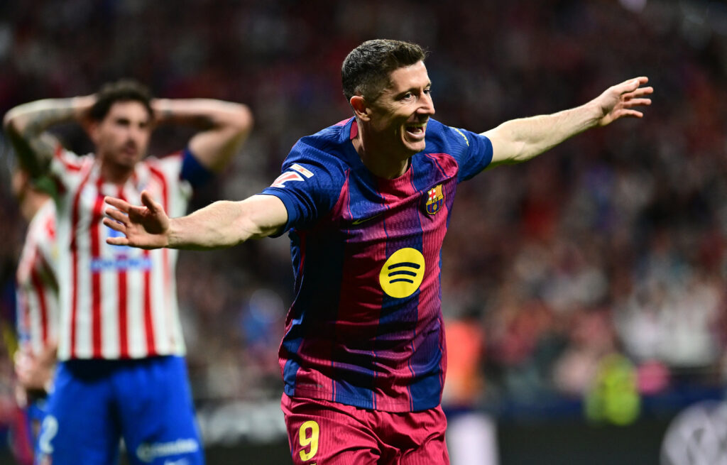 Late Lewandowski goal helps Barca beat 10-man Atleti to move seven points clear