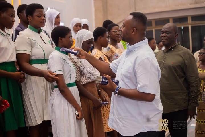 Old Tafo MP Vincent Assafuah distributes 10,000 mathematical sets to BECE candidates