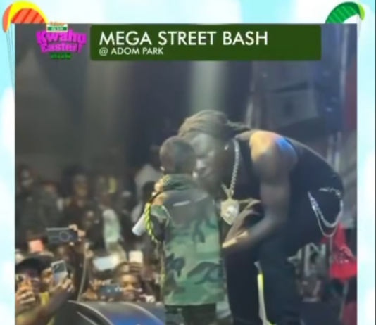 Adom Kwahu Easter: Stonebwoy rewards loyal fan with cash after heartwarming stage moment