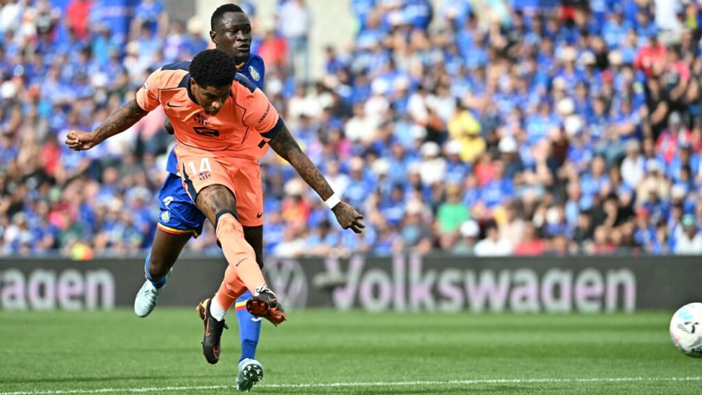 Rashford scores as Barcelona close in on La Liga title