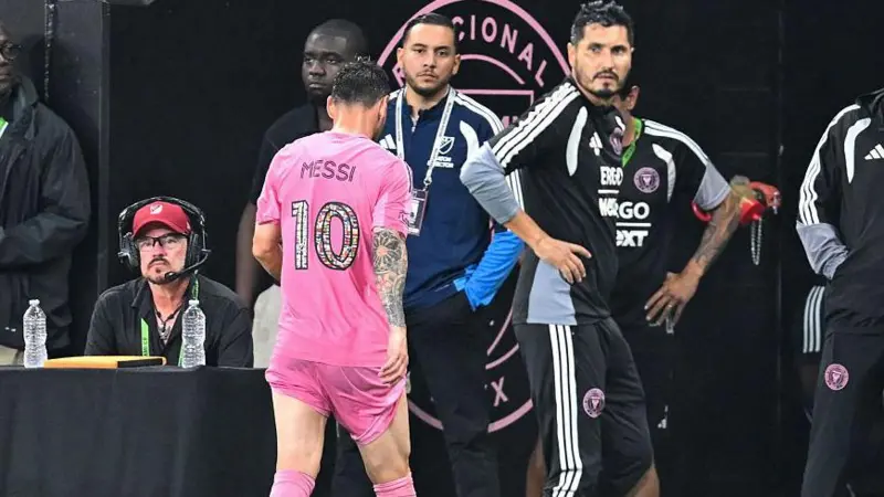 Lionel Messi suffers injury scare before World Cup