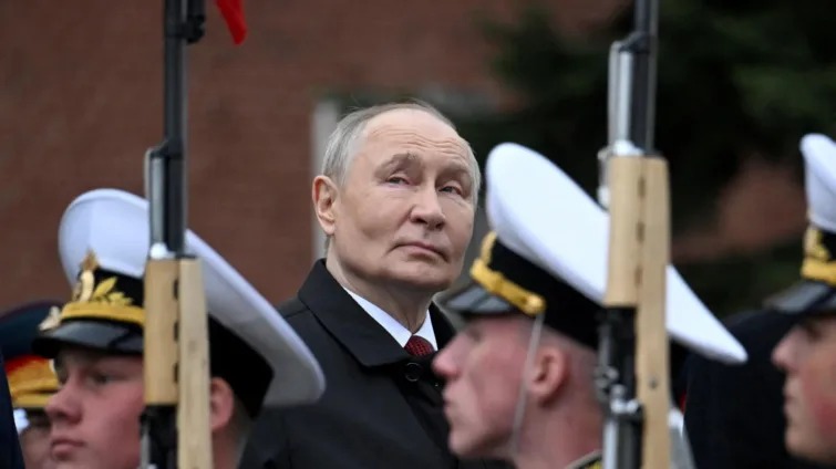 Putin denounces Nato at scaled back Victory Day parade