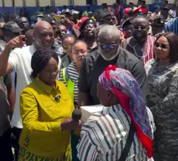 Vice President donates relief items to victims of Accra Central Market fire