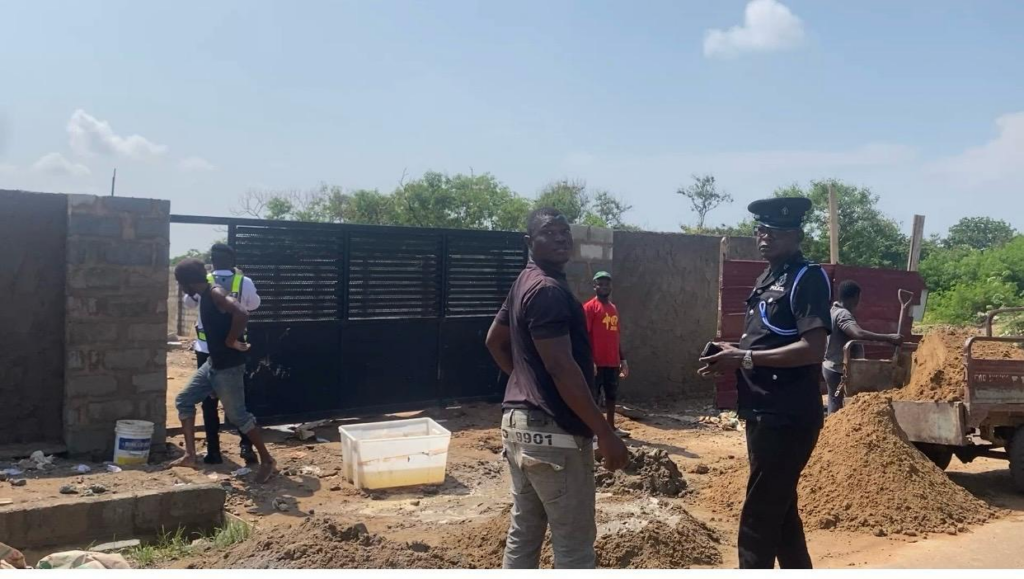 Police halt reconstruction of demolished building at Sakumon