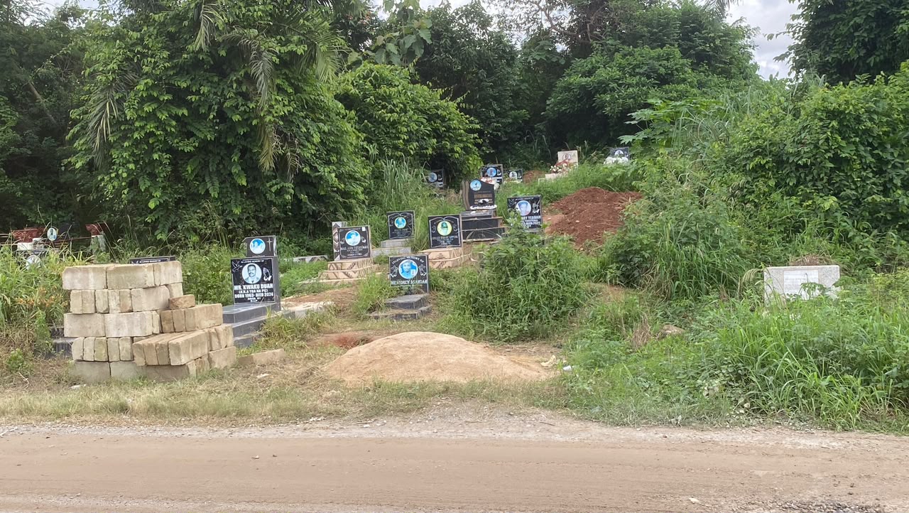 Ntonso youth guard against unauthorized burials at community cemetery - Adomonline