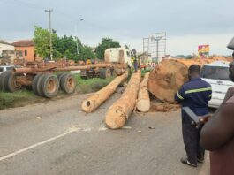 Three injured after timber logs crush vehicles on Oforikrom road